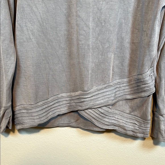 ATHLETA‎ WOMENS SIZE LARGE GRAY SERENITY CRISS CROSS LONG SLEEVE SHIRT - Picture 2 of 6